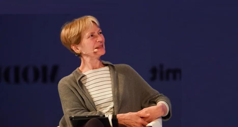 Isabel Hilton official speaker profile picture 