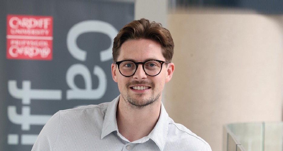 Dr Alex George Official Speaker Profile Picture